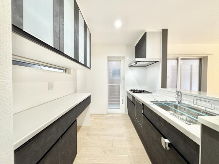 �L�b�`���@��������H��̌�Еt�����X���[�Y�ɁI�J�b�v�{�[�h�ݒu�ς݂̃L�b�`���X�y�[�X�B