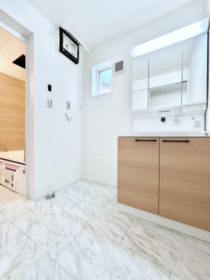 ̑@Ă̂ŎC̑ꏊłC\s܂B̐gxxCǂI