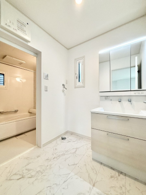 ̑@Ă̂ŎC̑ꏊłC\s܂B̐gxxCǂI