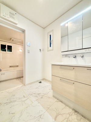 ̑@Ă̂ŎC̑ꏊłC\s܂B̐gxxCǂI