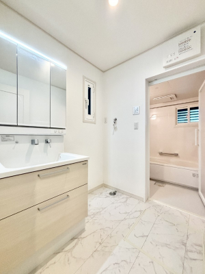 ̑@Ă̂ŎC̑ꏊłC\s܂B̐gxxCǂI