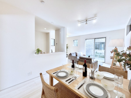 ̑ρ@Ƒ̏Ί炪RƐ܂ĂAȕ͋C̃_CjOɎdオĂ܂ 