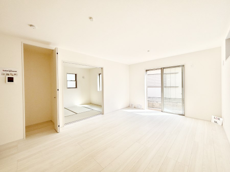 ̑ρ@Ƒ̏Ί炪RƐ܂ĂAȕ͋C̃_CjOɎdオĂ܂B