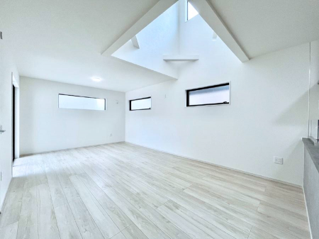 ̑ρ@Ƒ̏Ί炪RƐ܂ĂAȕ͋C̃_CjOɎdオĂ܂B