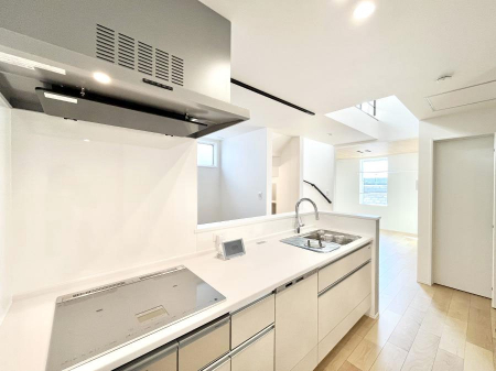 �L�b�`���@���������Ȃ���ł����Ƒ��Ƃ̉�b���y���߂�ΖʃL�b�`��