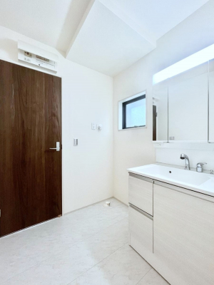 ̑@Ă̂ŎC̑ꏊłC\s܂B̐gxxCǂI