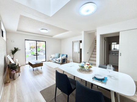 ̑ρ@Ƒ̏Ί炪RƐ܂ĂAȕ͋C̃_CjOɎdオĂ܂ 