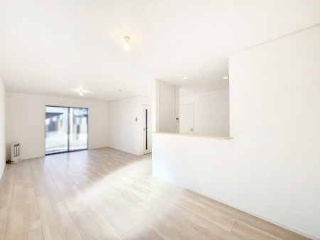 ���r���O�@���R������荞�܂�A�Ƒ��c���̏ꏊ�𖾂邭���o