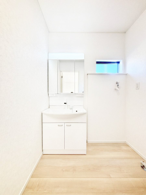 ���ʑ�E���ʏ��@�X�^�C�����O�ɕ֗��ȎO�ʋ��A�~���[�L���r�l�b�g�ōׂ������X�b�L��