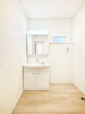 ���ʑ�E���ʏ��@�X�^�C�����O�ɕ֗��ȎO�ʋ��A�~���[�L���r�l�b�g�ōׂ������X�b�L��