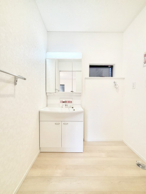 ���ʑ�E���ʏ��@�X�^�C�����O�ɕ֗��ȎO�ʋ��A�~���[�L���r�l�b�g�ōׂ������X�b�L��