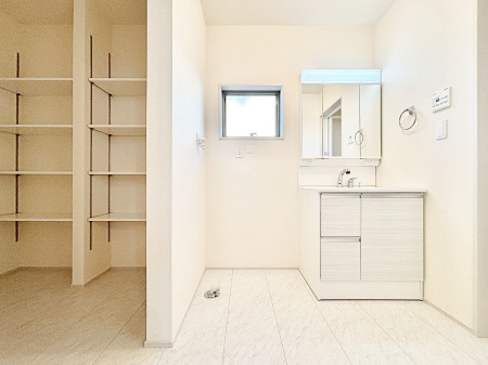 ���ʑ�E���ʏ��@�O�ʋ��̗��ɁA���ϕi��q���p�i�Ȃǂ����[�\�B���ʑ����������ƕۂ��܂��I