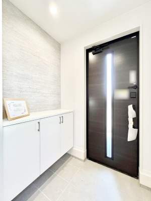 ���ց@�K���X�X���b�g�̓��������փh�A�������Ɍ���͂��Ă���܂�