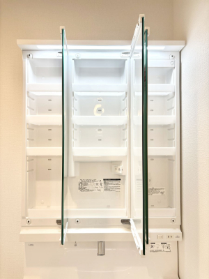 ���̑����ρ@�O�ʋ��̗��ɁA���ϕi��q���p�i�Ȃǂ����[�\�B���ʑ����������ƕۂ��܂��I