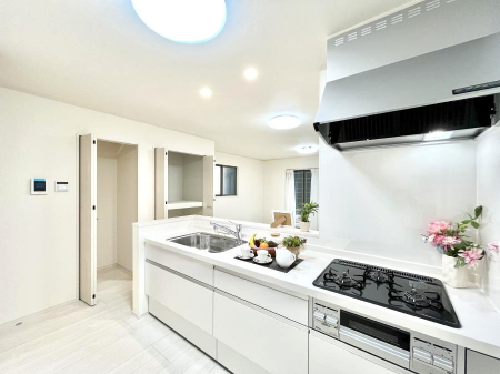 �L�b�`���@���������Ȃ���ł����Ƒ��Ƃ̉�b���y���߂�ΖʃL�b�`��