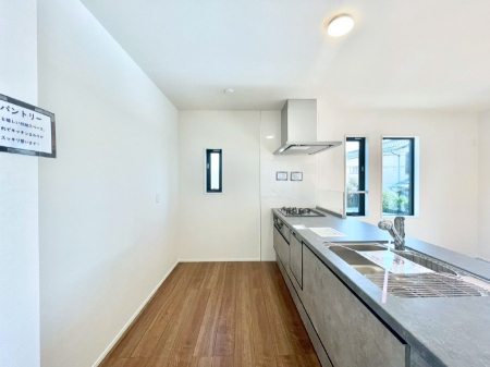 �L�b�`���@�u�₩�ȕ����ʂ蔲����L�b�`���B��������̂Ŗ��邭���C�ɂ��𗧂��܂��B