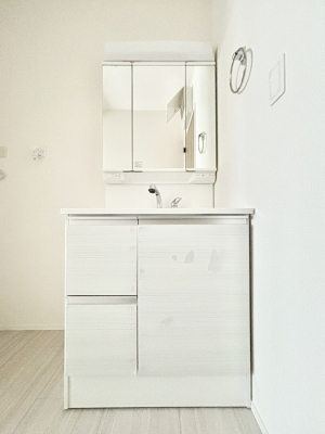 ���ʑ�E���ʏ��@�O�ʋ��̗��ɁA���ϕi��q���p�i�Ȃǂ����[�\�B���ʑ����������ƕۂ��܂��I  