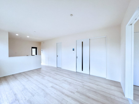 ���̑����ρ@�Ƒ��̏Ί炪���R�Ɛ��܂�Ă���A����ȕ��͋C�̃_�C�j���O�Ɏd�オ���Ă��܂��B