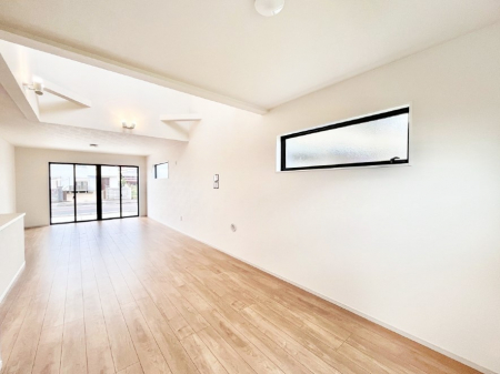 ̑ρ@Ƒ̏Ί炪RƐ܂ĂAȕ͋C̃_CjOɎdオĂ܂B