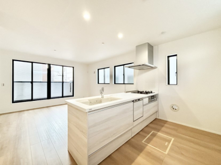 �L�b�`���@�u�₩�ȕ����ʂ蔲����L�b�`���B��������̂Ŗ��邭���C�ɂ��𗧂��܂��B