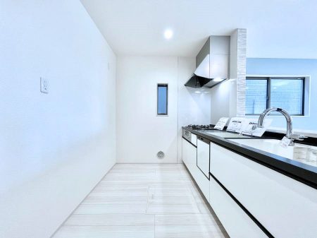 �L�b�`���@�u�₩�ȕ����ʂ蔲����L�b�`���B��������̂Ŗ��邭���C�ɂ��𗧂��܂��B