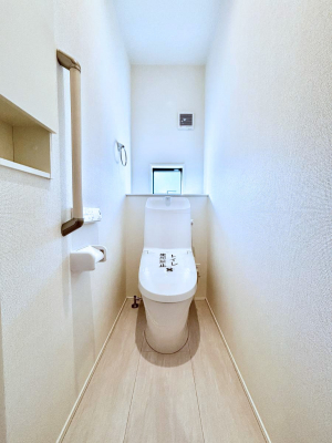 �g�C���@�g�C����1�K��2�K���ꂼ��ɔz�u����Ă��ĂƂĂ��֗��ł��B 