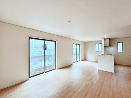 ̑ρ@Ƒ̏Ί炪RƐ܂ĂAȕ͋C̃_CjOɎdオĂ܂B