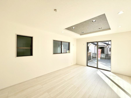 ���r���O�@�܏�V��͗��̓I�ȉ��s��������̂ŁA�V�䂪�L�������ĊJ���I�ȋ�Ԃ����o�ł��܂��B  