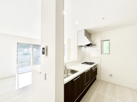 �L�b�`���@���Ƒ��̉�b�e�ޑΖʃL�b�`���B���������̃p�p�}�}�����Ƒ��Ɖ߂������Ԃ����������I