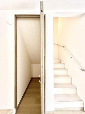 ���̑����ρ@���r���O���[�B�����Ɏ��[������ƕ����W�܂�LDK���X�b�L���Еt�������ł��ˁB  