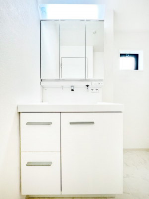 ���ʑ�E���ʏ��@�X�^�C�����O�ɕ֗��ȎO�ʋ��A�~���[�L���r�l�b�g�ōׂ������X�b�L��