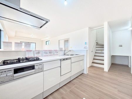 �L�b�`���@���r���O�ŗV�Ԃ��q�l�������Ȃ��炨�������ł���ΖʃL�b�`���B  