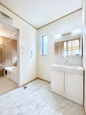 ̑@Ă̂ŎC̑ꏊłC\s܂B̐gxxCǂI