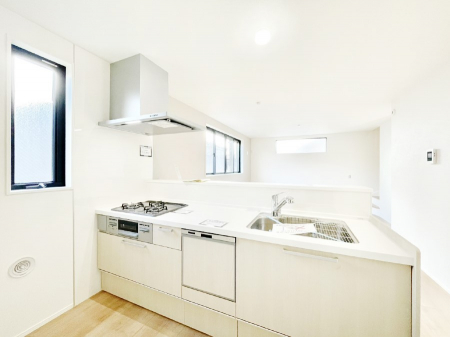 �L�b�`���@���Ƒ��̉�b�e�ޑΖʃL�b�`���B���������̃p�p�}�}�����Ƒ��Ɖ߂������Ԃ����������I