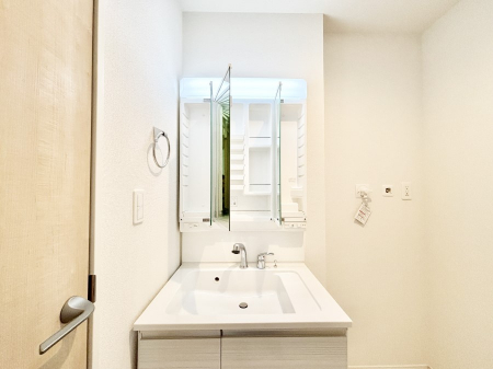 ���̑����ρ@�O�ʋ��̗��ɁA���ϕi��q���p�i�Ȃǂ����[�\�B���ʑ����������ƕۂ��܂��I