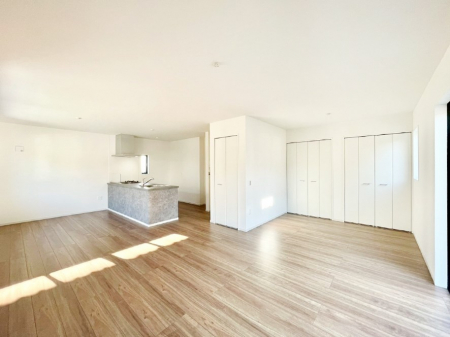 ̑ρ@Ƒ̏Ί炪RƐ܂ĂAȕ͋C̃_CjOɎdオĂ܂B