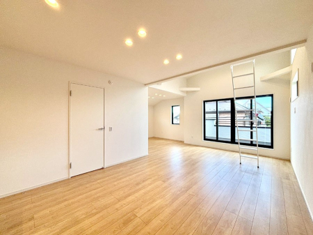 ���r���O�@���邢�z���������A�����̕��͋C�ɖ�������郊�r���O�E�_�C�j���O�B �@