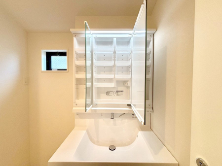 ���̑����ρ@�O�ʋ��̗��ɁA���ϕi��q���p�i�Ȃǂ����[�\�B���ʑ����������ƕۂ��܂��I