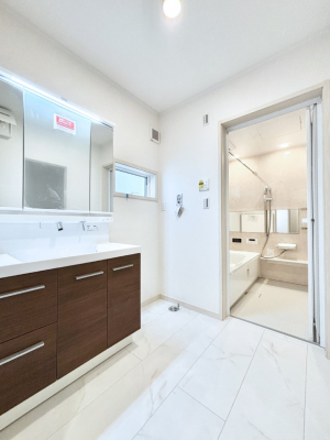 ̑@Ă̂ŎC̑ꏊłC\s܂B̐gxxCǂI