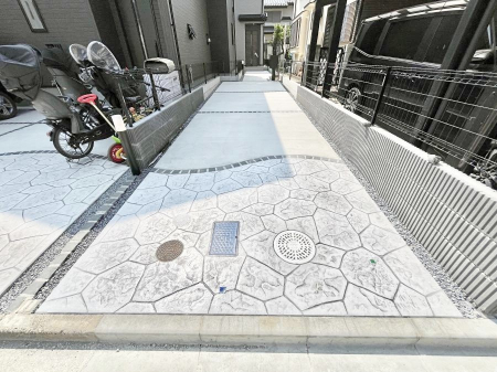 @2\I}Ȃql̒ԂɁB܂AƑ̎]ԃXy[XƂĂ劈B