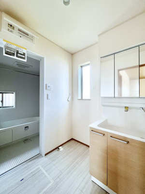 ̑@Ă̂ŎC̑ꏊłC\s܂B̐gxxCǂI