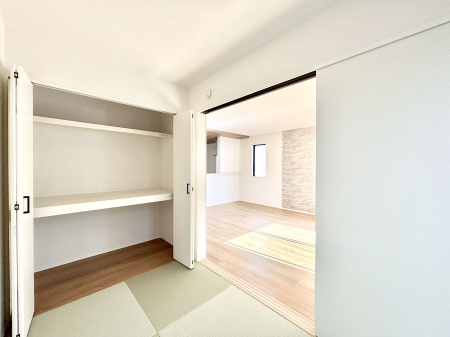 ���̑����ρ@���r���O�Ɨׂ荇���Ă���a���B�ق��ƈꑧ�ł���a�̋�Ԃ��Y�ꂸ�ɁB 