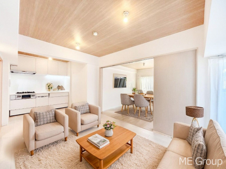 ���r���O�@�Ƒ��̘a�₩�ȉ�b���������Ă������B�J�����̂��郊�r���O�ł��B���Ƌ��CG�ł�  