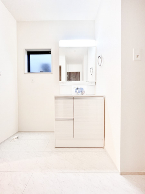 ���ʑ�E���ʏ��@�X�^�C�����O�ɕ֗��ȎO�ʋ��A�~���[�L���r�l�b�g�ōׂ������X�b�L��