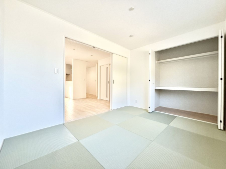 ���̑����ρ@���r���O�Ɨׂ荇���Ă���a���B�ق��ƈꑧ�ł���a�̋�Ԃ��Y�ꂸ�ɁB 