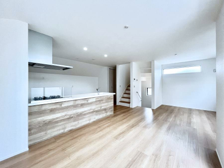 ̑ρ@Ƒ̏Ί炪RƐ܂ĂAȕ͋C̃_CjOɎdオĂ܂ 