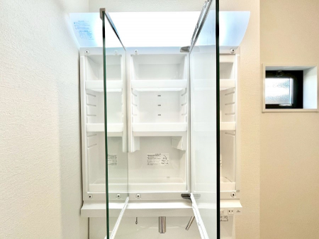 ���̑����ρ@�O�ʋ��̗��ɁA���ϕi��q���p�i�Ȃǂ����[�\�B���ʑ����������ƕۂ��܂��I