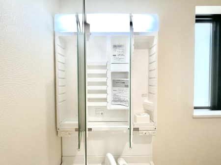 ���̑����ρ@�O�ʋ��̗��ɁA���ϕi��q���p�i�Ȃǂ����[�\�B���ʑ����������ƕۂ��܂��I