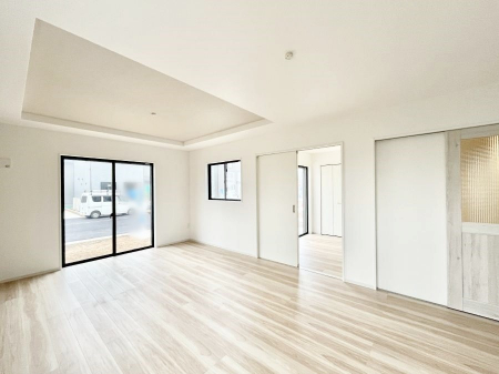 ���r���O�@���R������荞�܂�A�Ƒ��c���̏ꏊ�𖾂邭���o