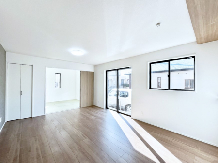 ���̑����ρ@�Ƒ��̏Ί炪���R�Ɛ��܂�Ă���A����ȕ��͋C�̃_�C�j���O�Ɏd�オ���Ă��܂��B